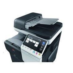 Impresora multifunción con alimentador de documentos en la parte superior y controles táctiles.