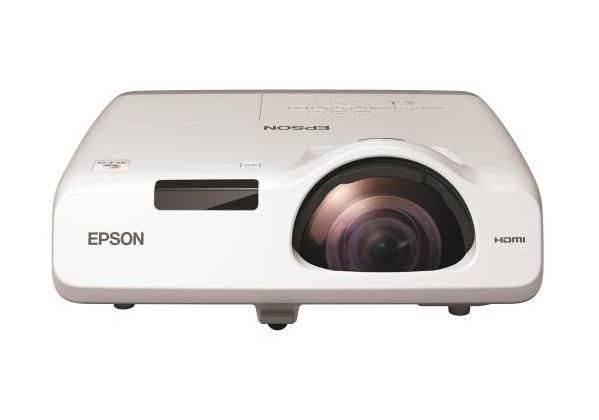 Proyector Epson blanco con lente sobre fondo blanco.