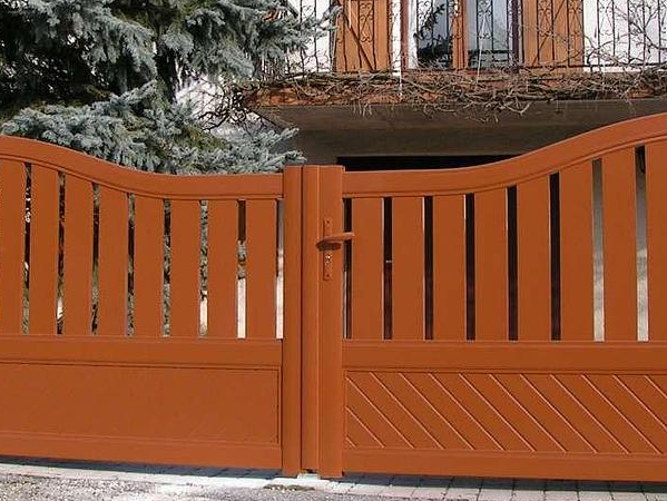 Portail en bois marron