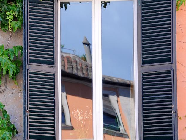 Fenêtre avec des volets