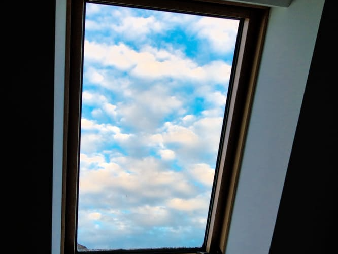 Velux et ciel bleu