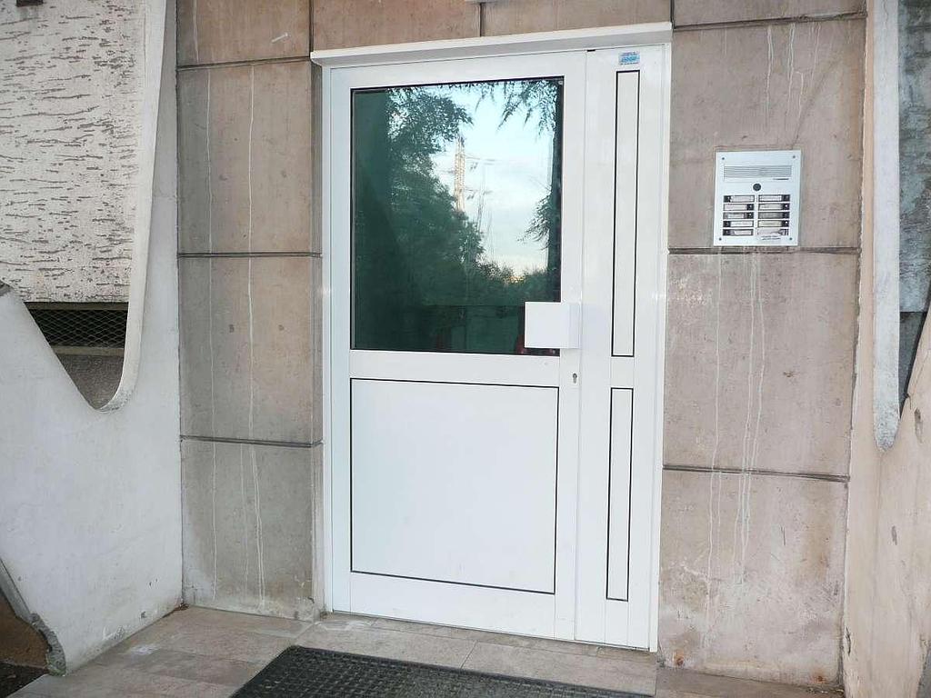 Porte d'entrée blanche en PVC