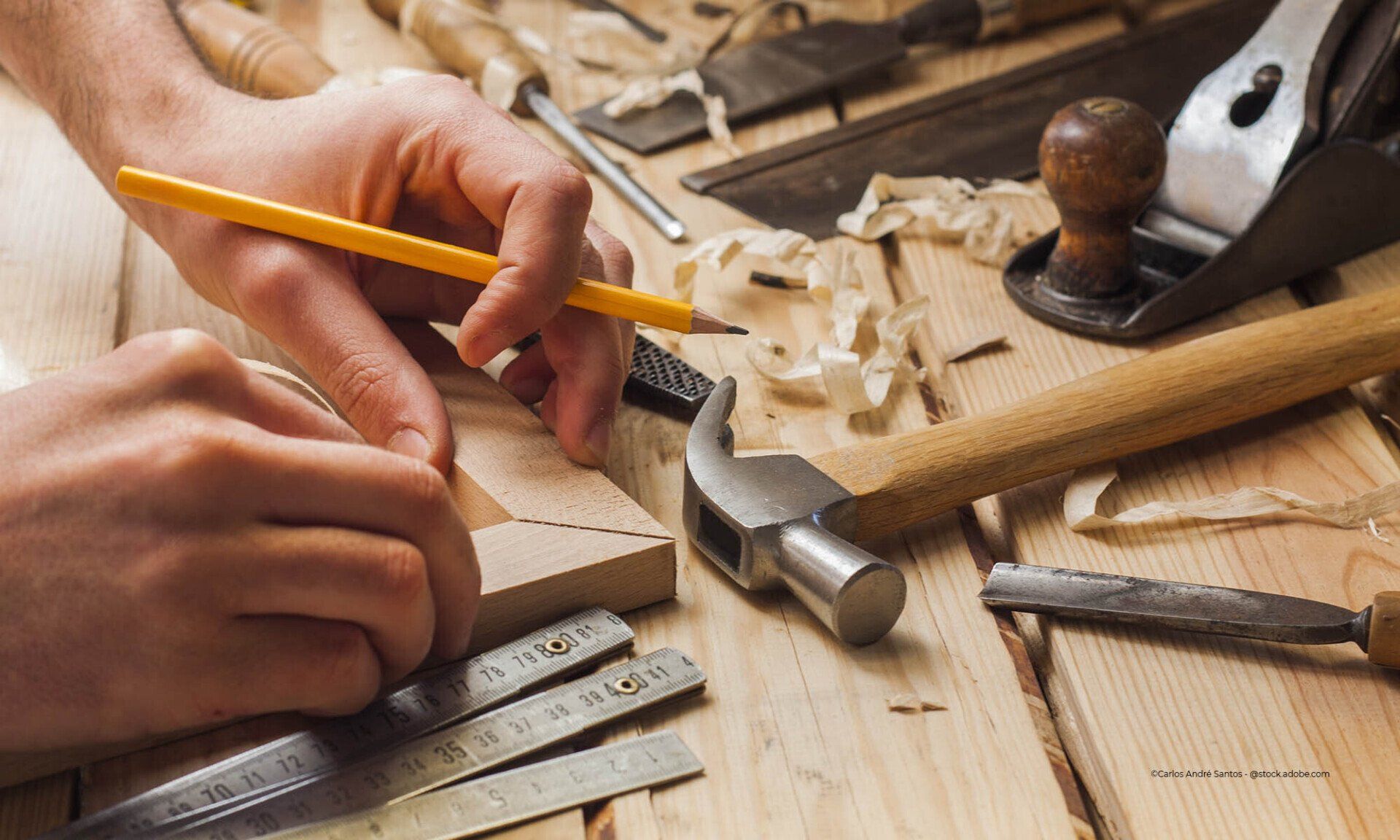 Tischler mit Holz und Werkzeugen