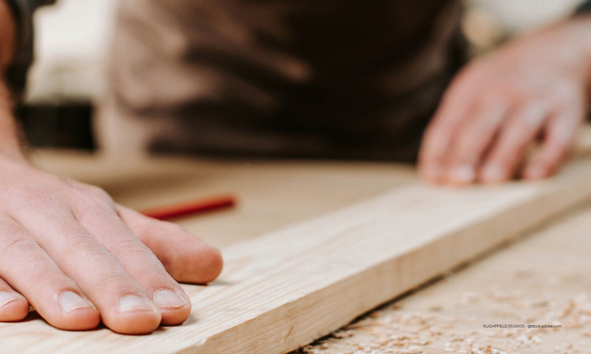 Tischler mit Holzbrett