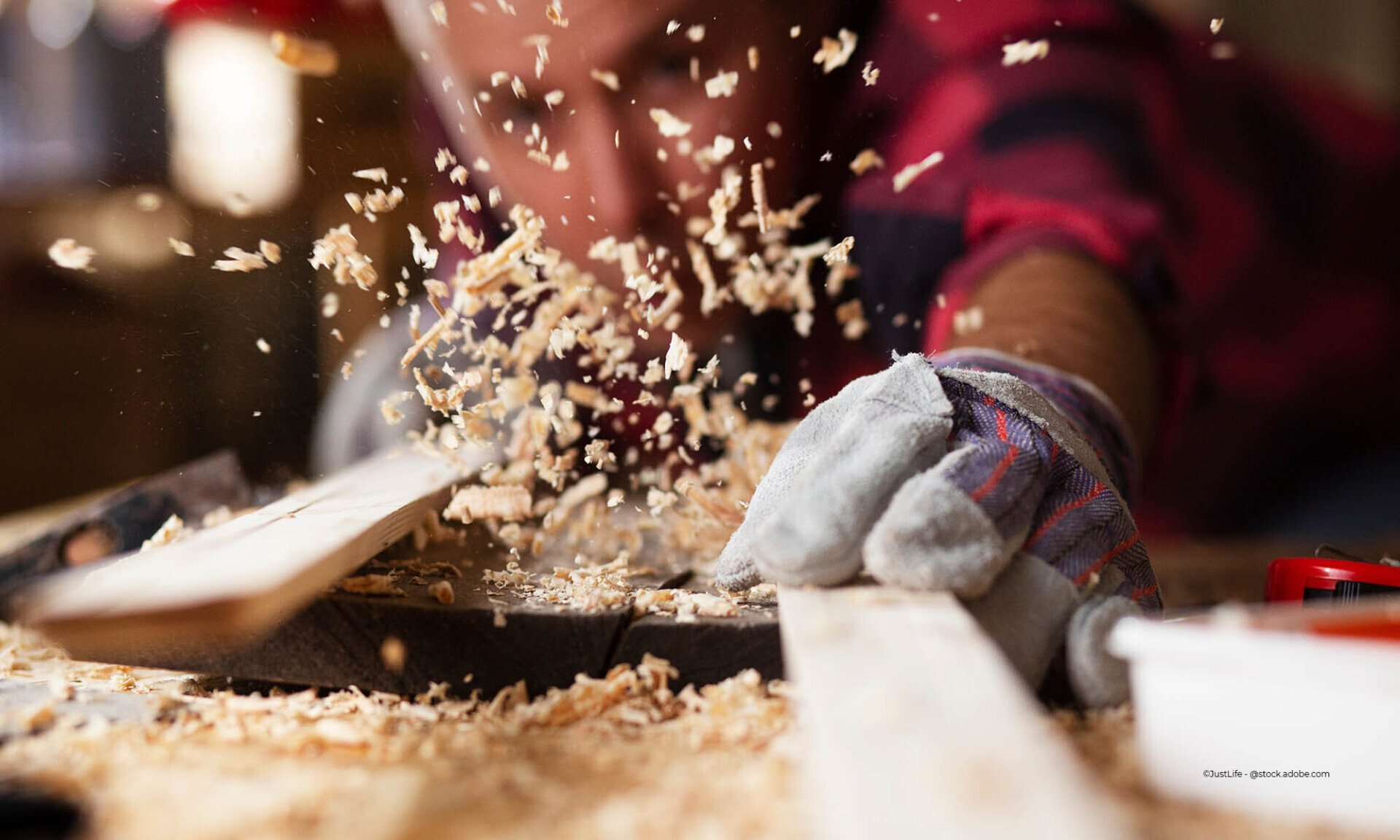 Tischler mit Sägespänen