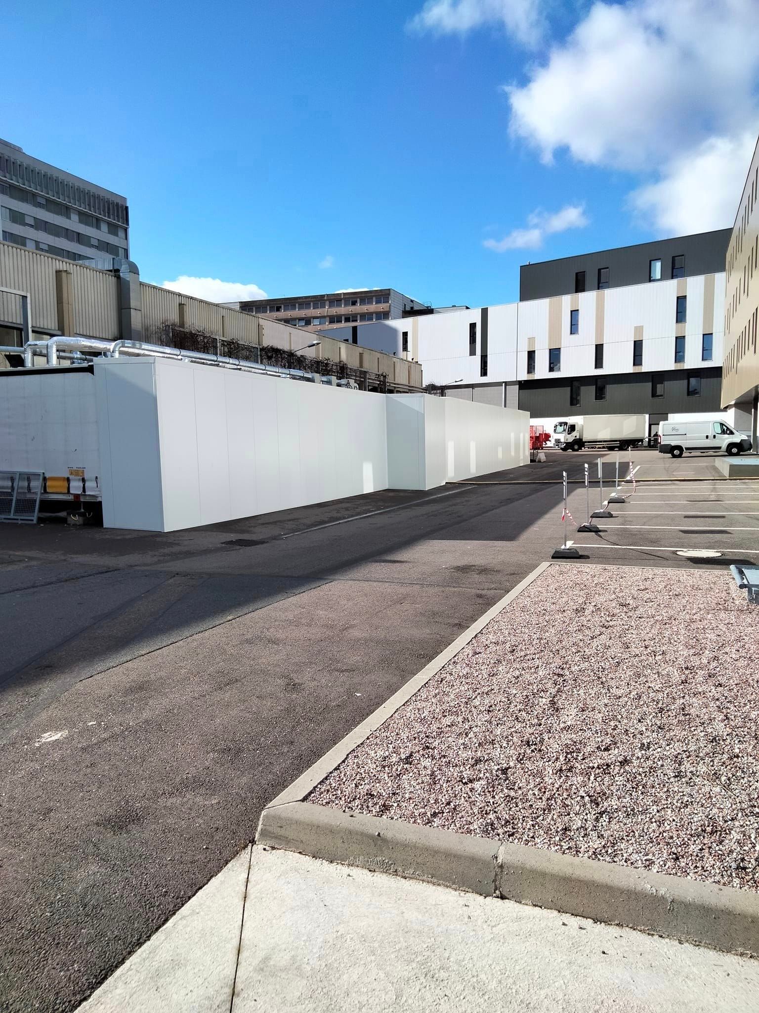 Un couloir extérieur vu d'un angle différent