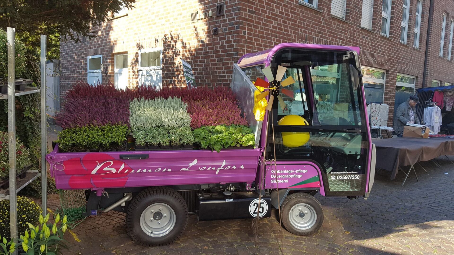 Firmenwagen Lenfers von der Seite