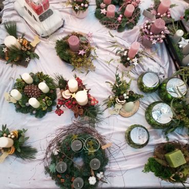 Kerzen und Adventsgestecke Blumen Lenfers