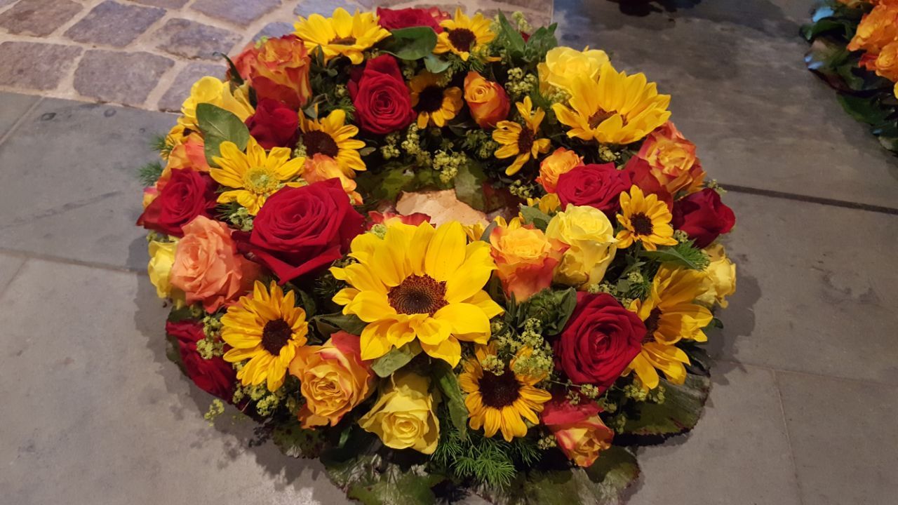 Blumenschmuck Kranz Herbst Rosen Sonnenblumen