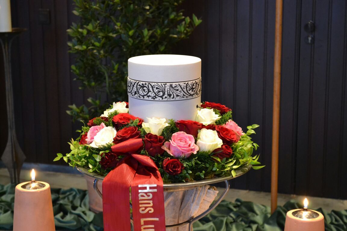 Blumengesteck Gedenken für Urne