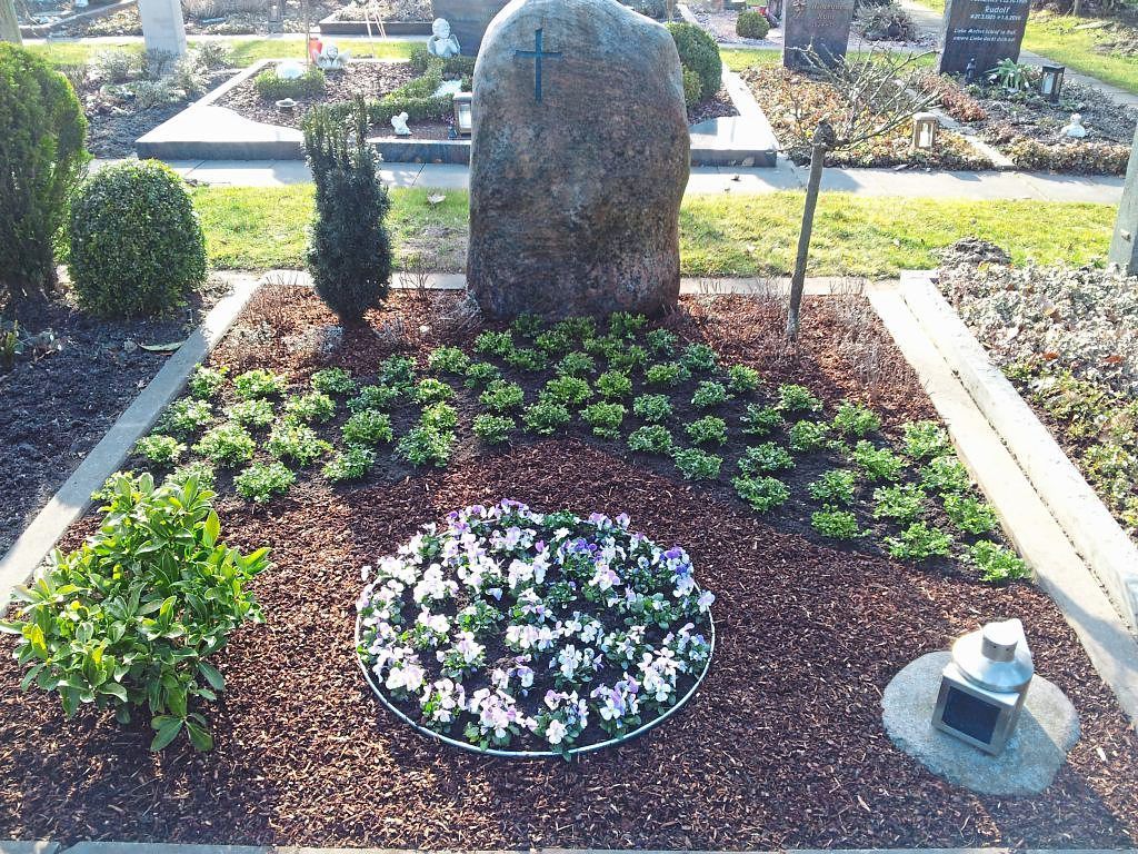 Grabfloristik auf einem Friedhof