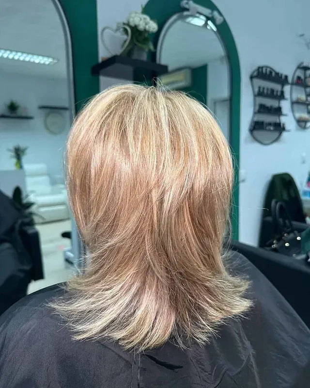 Una mujer se está cortando el pelo en una peluquería.