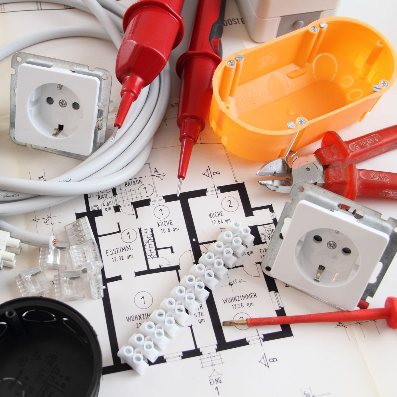Outils de travail d'un électricien posés sur un plan 