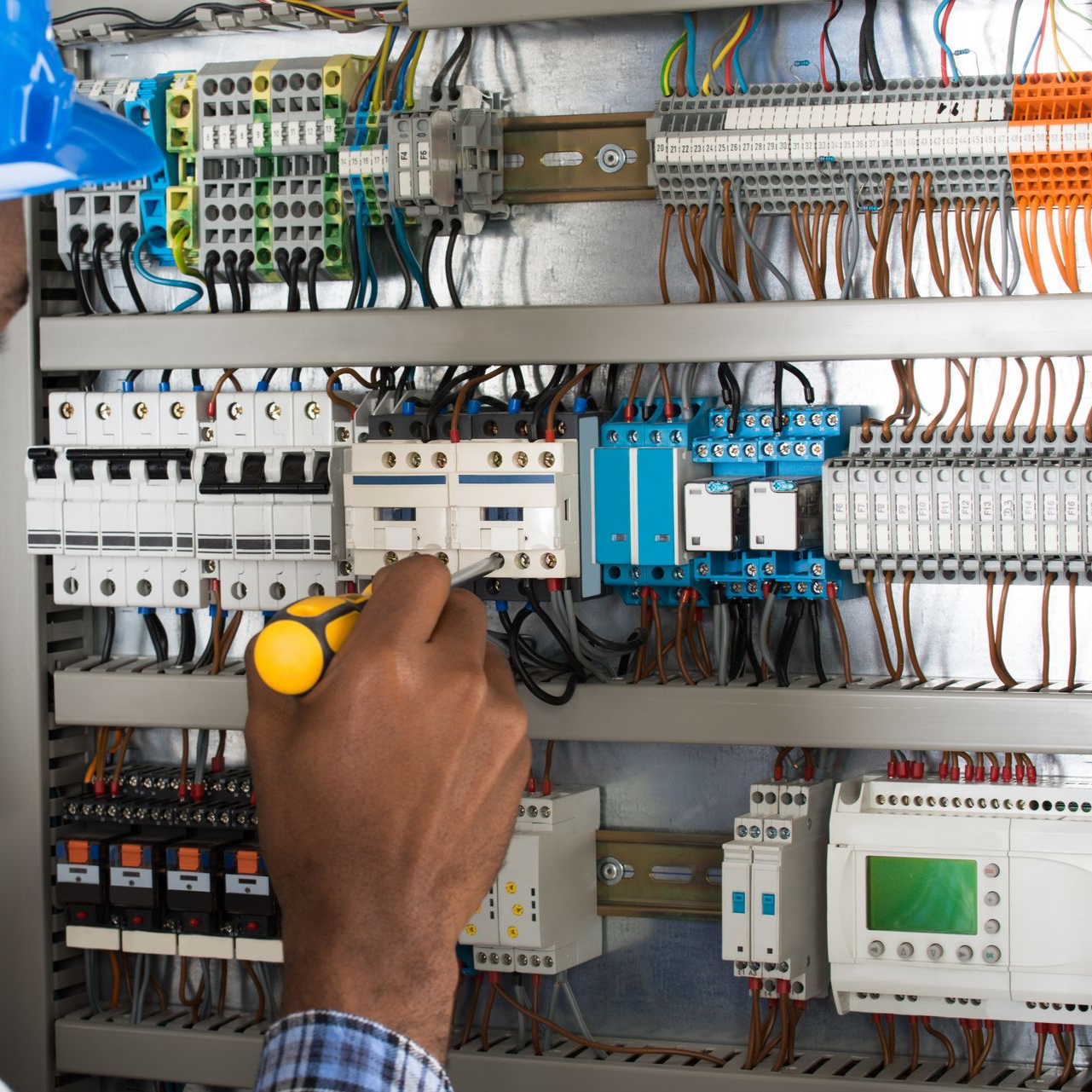 Électricien câblant un panneau électrique