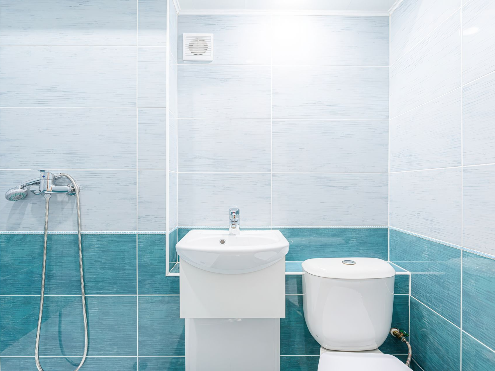 VMC dans une salle de bain bleu
