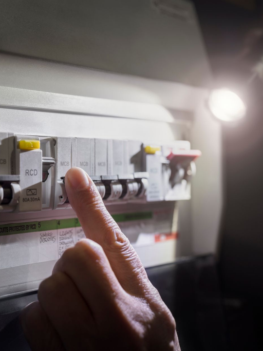 Compteur disjoncteur éclairé avec une lampe torche