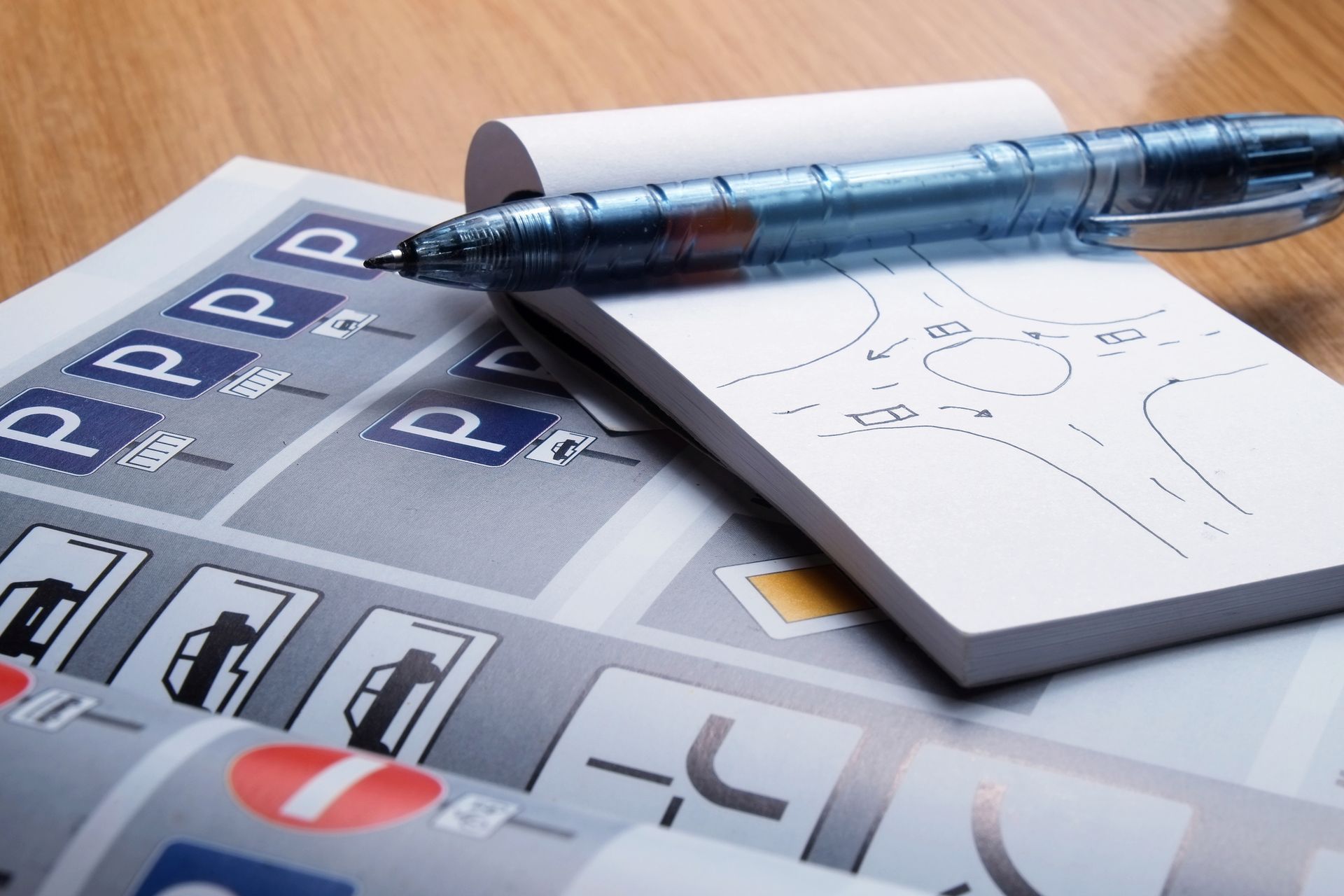 Υλικά θεωρίας οδήγησης με σημειωματάριο και στυλό.