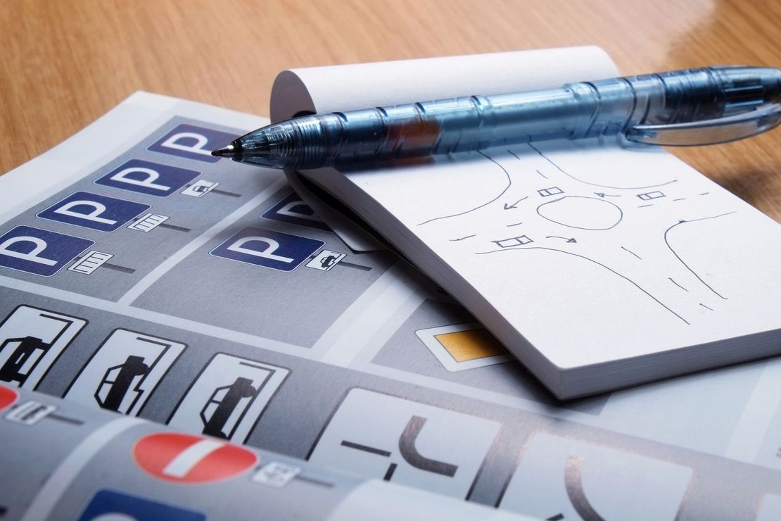 Υλικά θεωρίας οδήγησης με σημειωματάριο και στυλό.