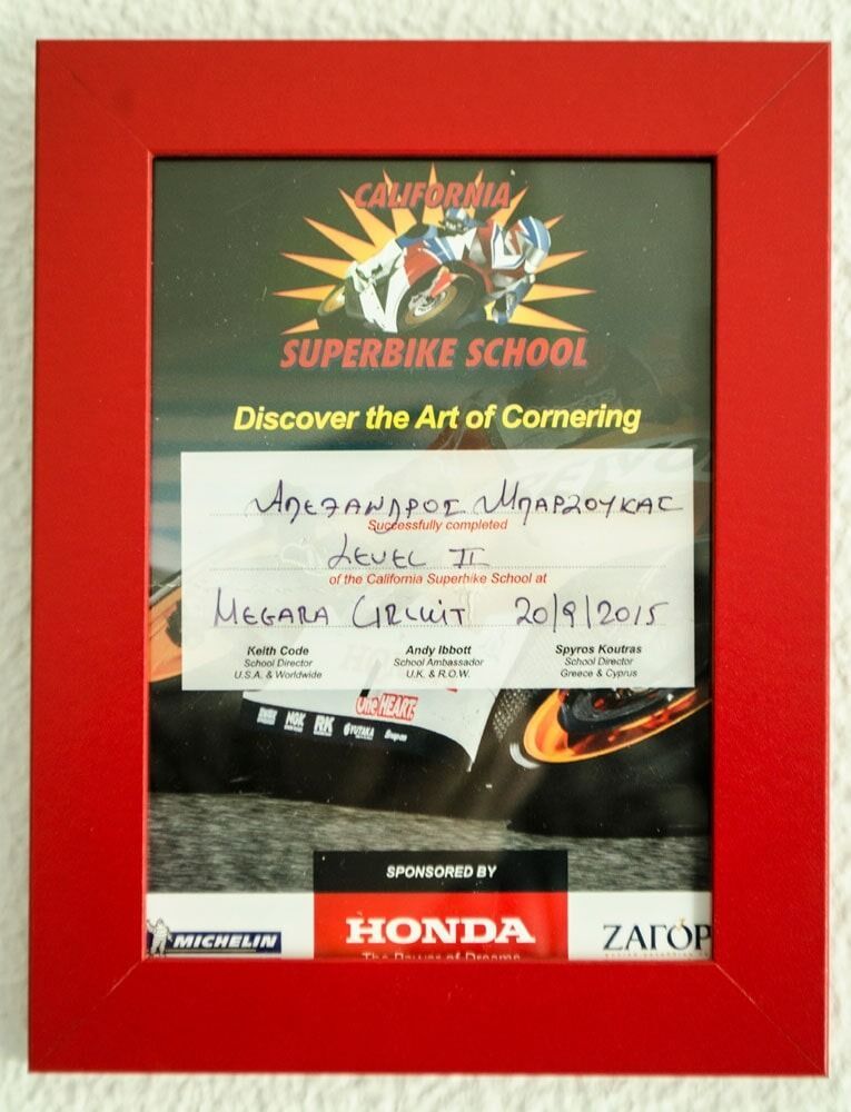 Πιστοποιητικό California Superbike School σε κορνίζα, κόκκινο πλαίσιο, μαύρο φόντο, 