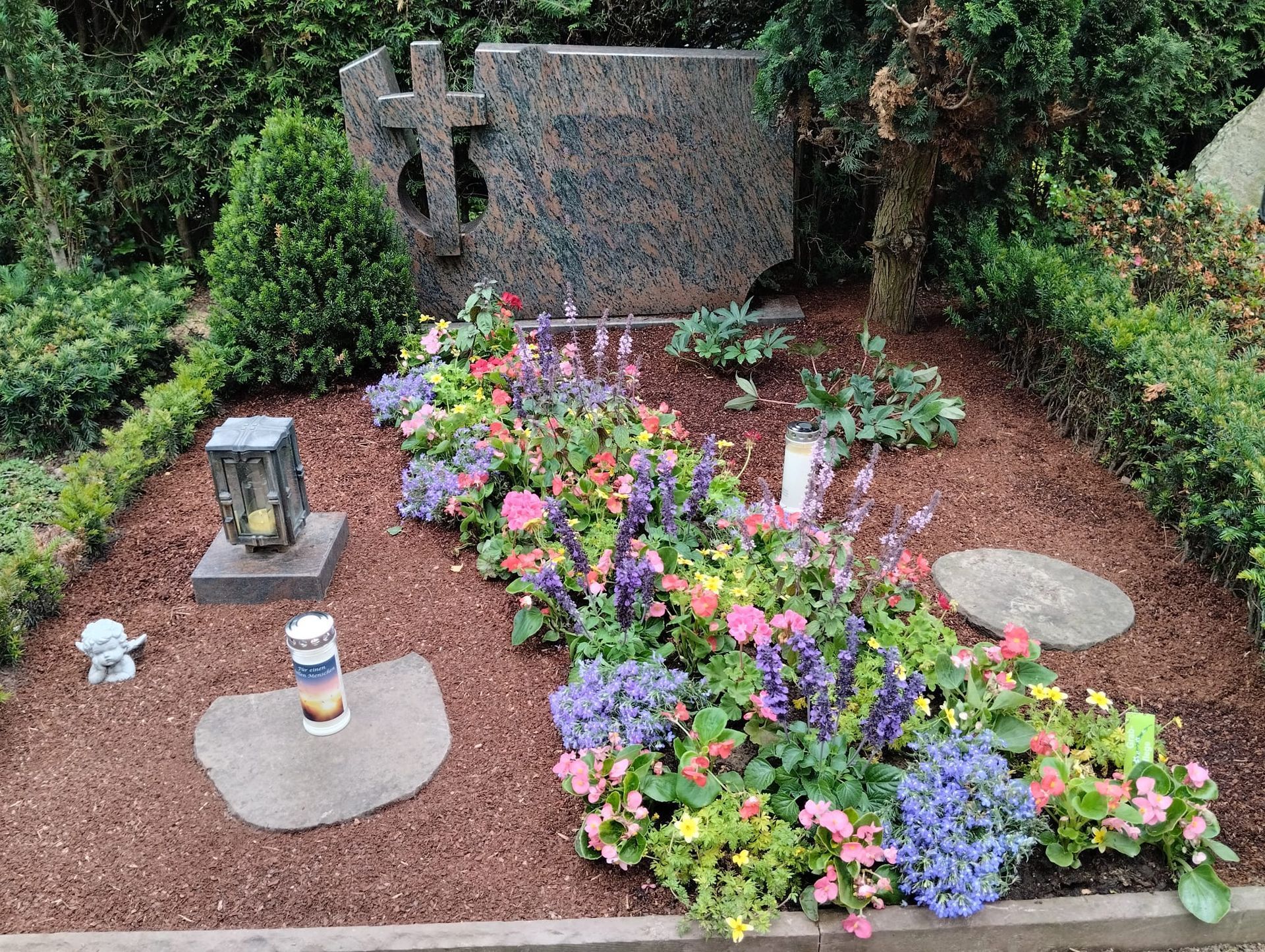 Ein Friedhof voller Blumen und Kerzen.