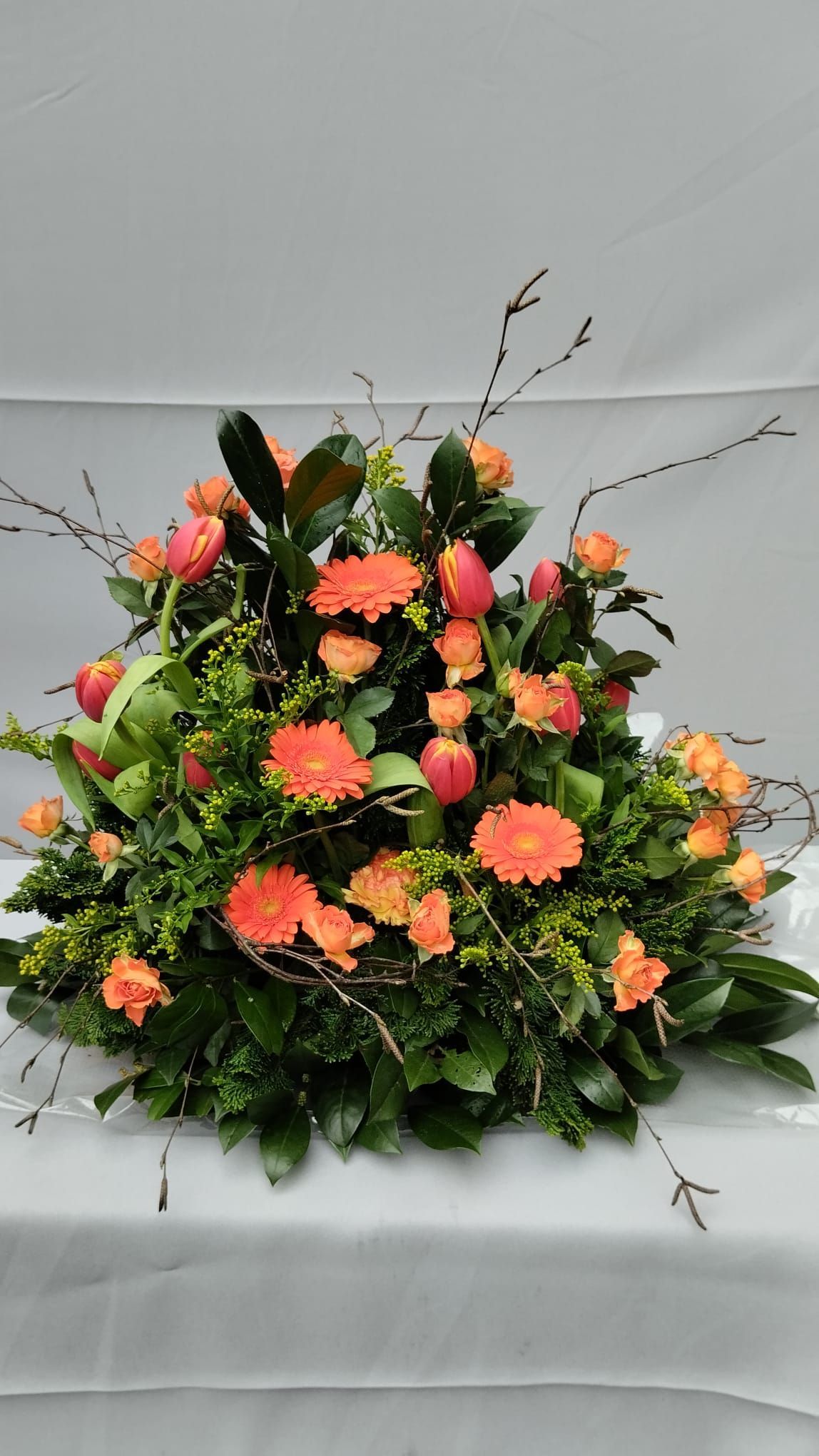 Auf einem Tisch steht ein Blumenstrauß.