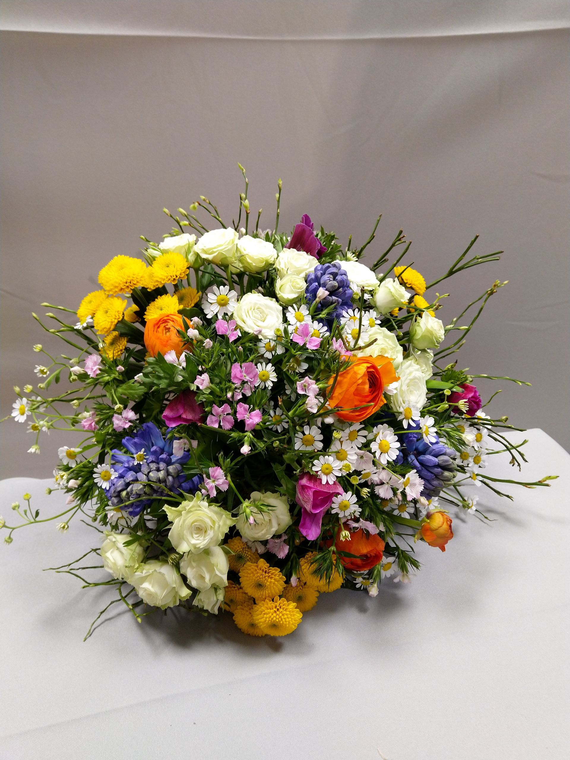 Ein Blumenstrauß steht auf einem Tisch