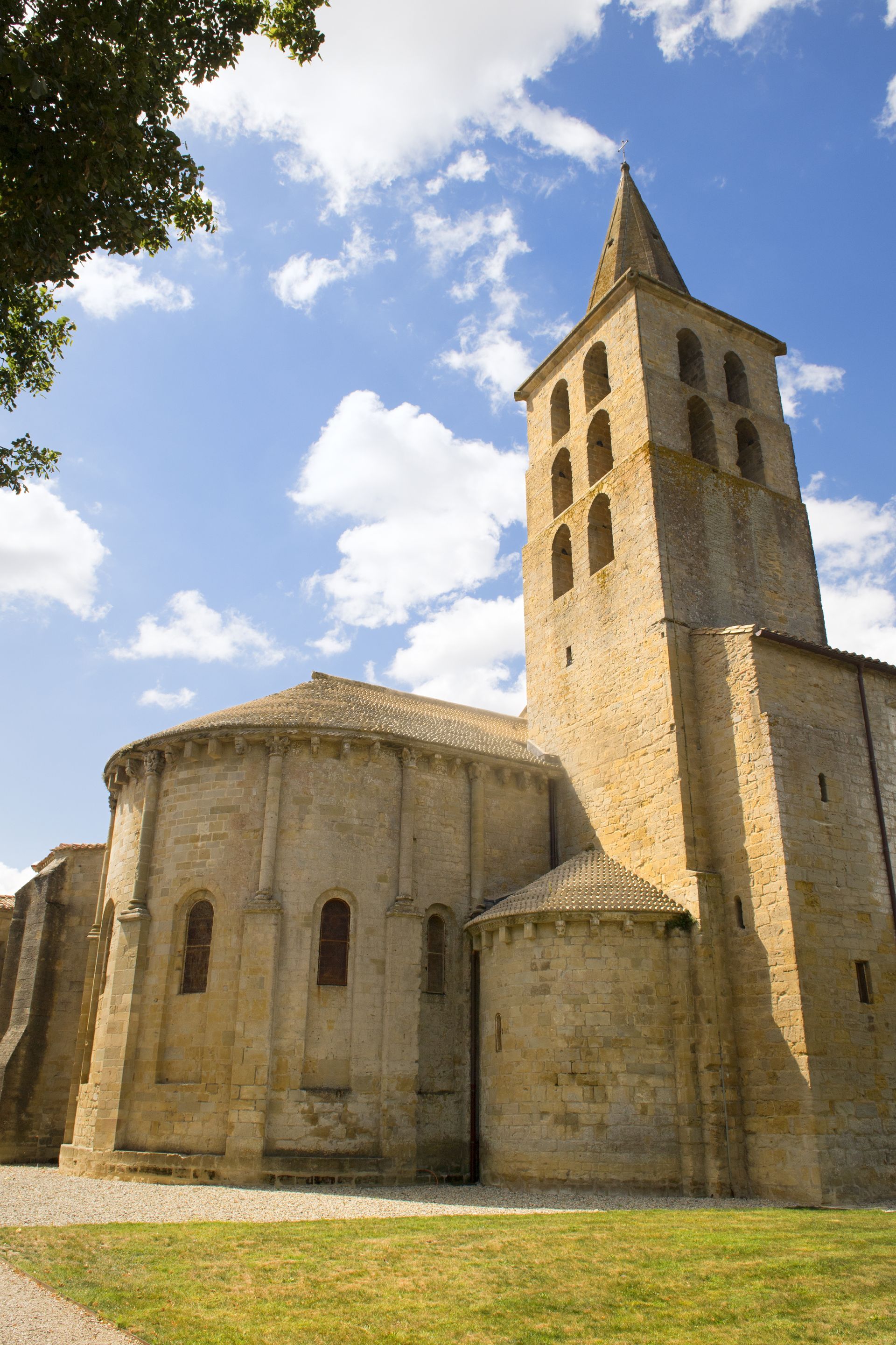 Un bâtiment de la place du marché, avec un toit de tuiles et une tour d'horloge, sous un ciel bleu.