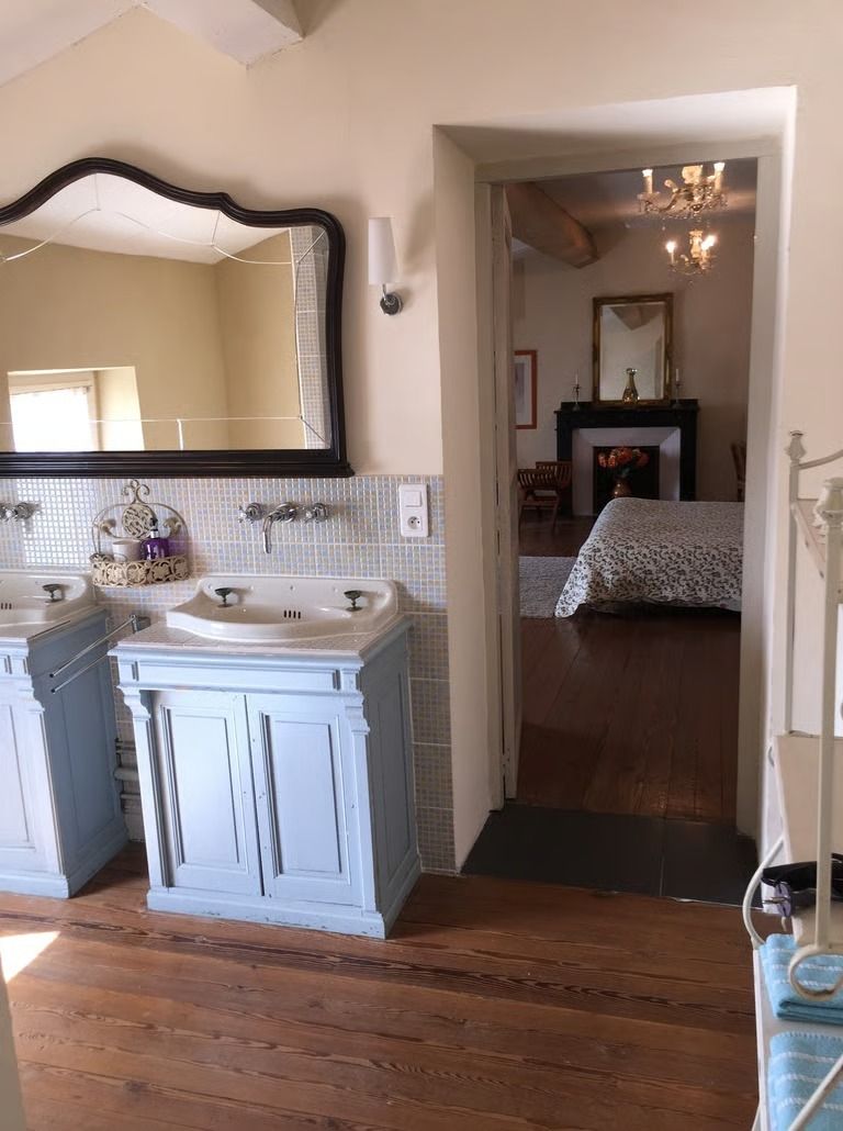 Appareil photo vintage posé sur un clavier de piano. Texte superposé : « Format d’image Carré ».