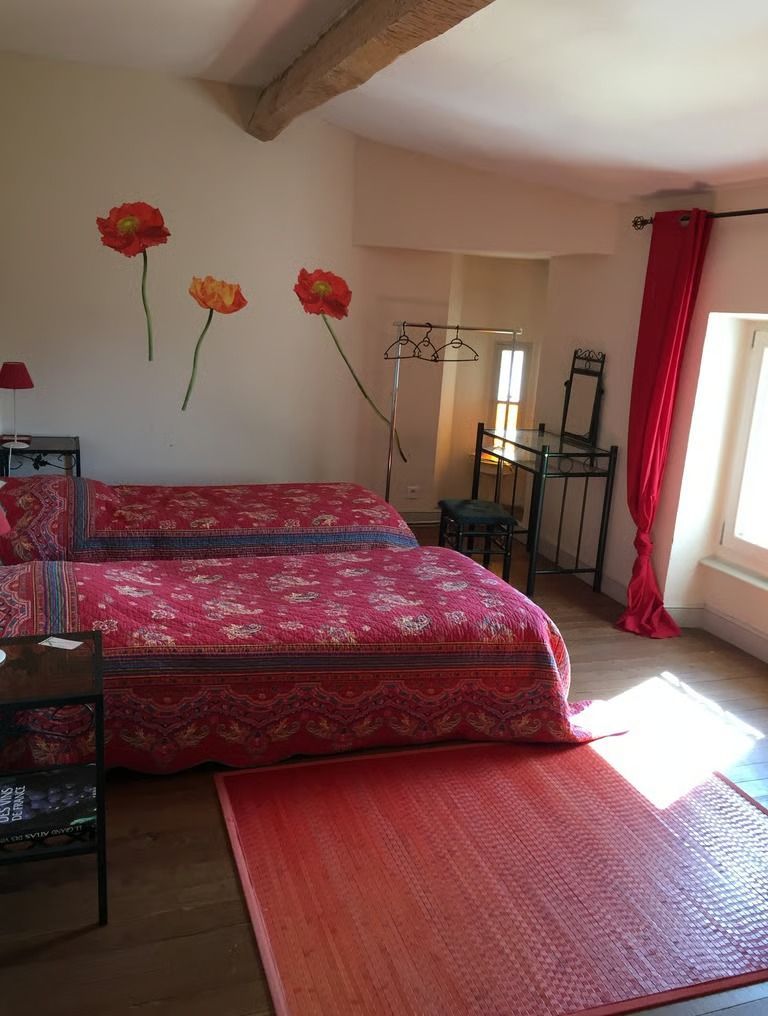 Appareil photo vintage posé sur un clavier de piano. Texte superposé : « Format d’image Carré ».