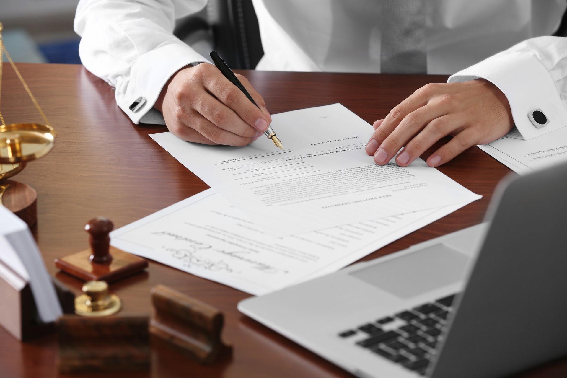 Un avocat qui remplit des documents