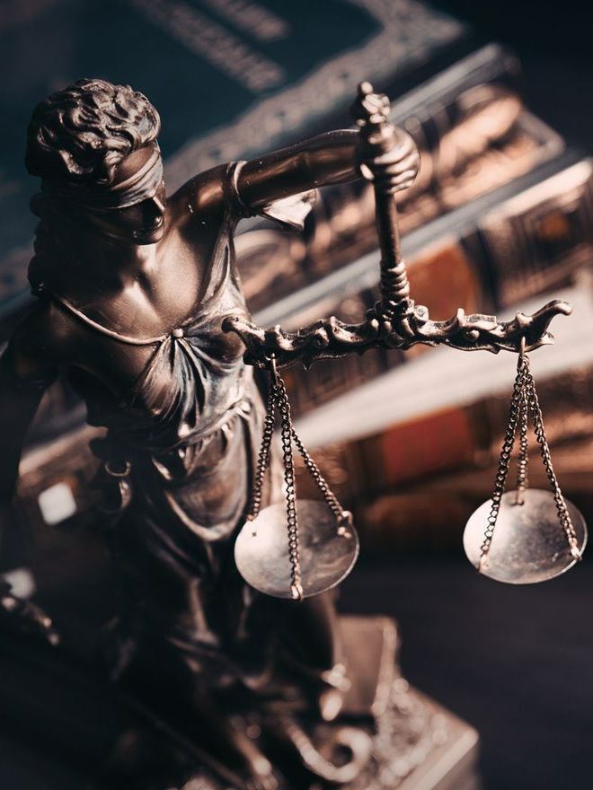 Une statue en bronze de la Justice