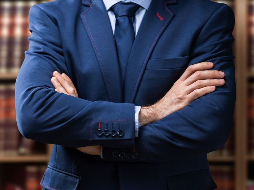 Un avocat qui croise les bras
