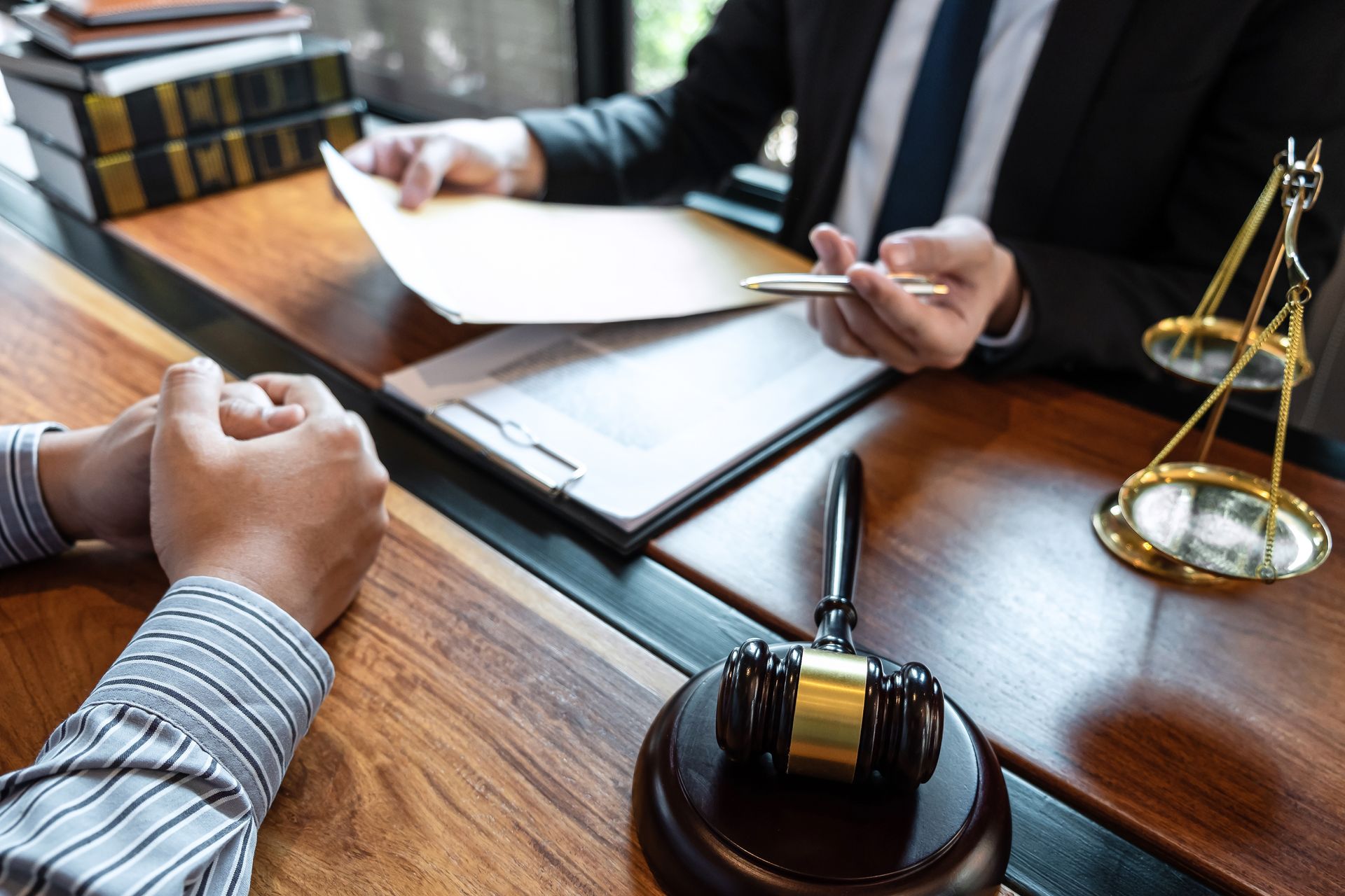 Un avocat qui consulte un dossier