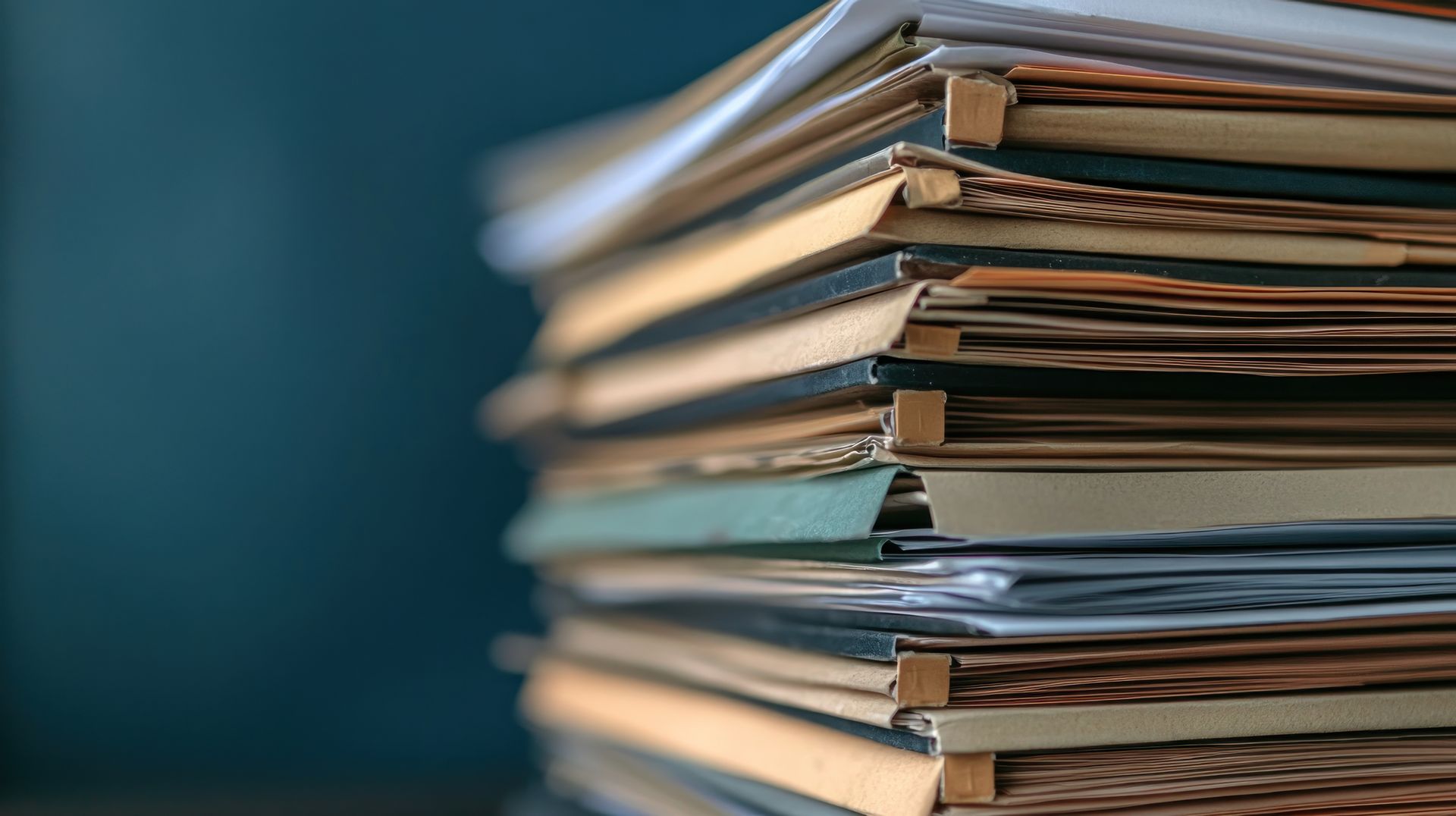 Une pile de dossiers