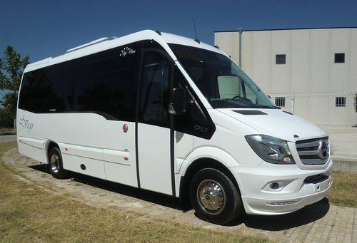 Una camioneta blanca está estacionada frente a un edificio.