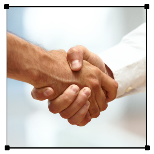 Dos hombres dándose la mano con una camisa blanca