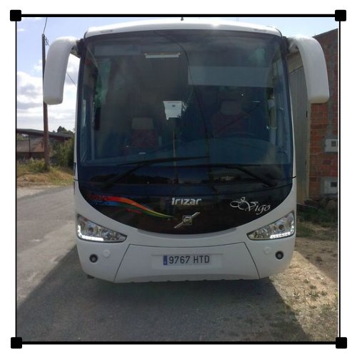 Un autobús blanco con matrícula que dice 9767 hto