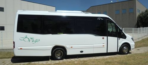 Una camioneta blanca está estacionada frente a un edificio.