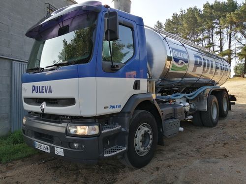 Un camión azul y blanco con la palabra puleva.
