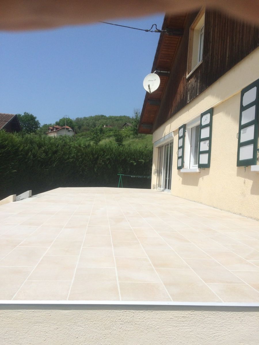 Carrelage beige sur une terrasse