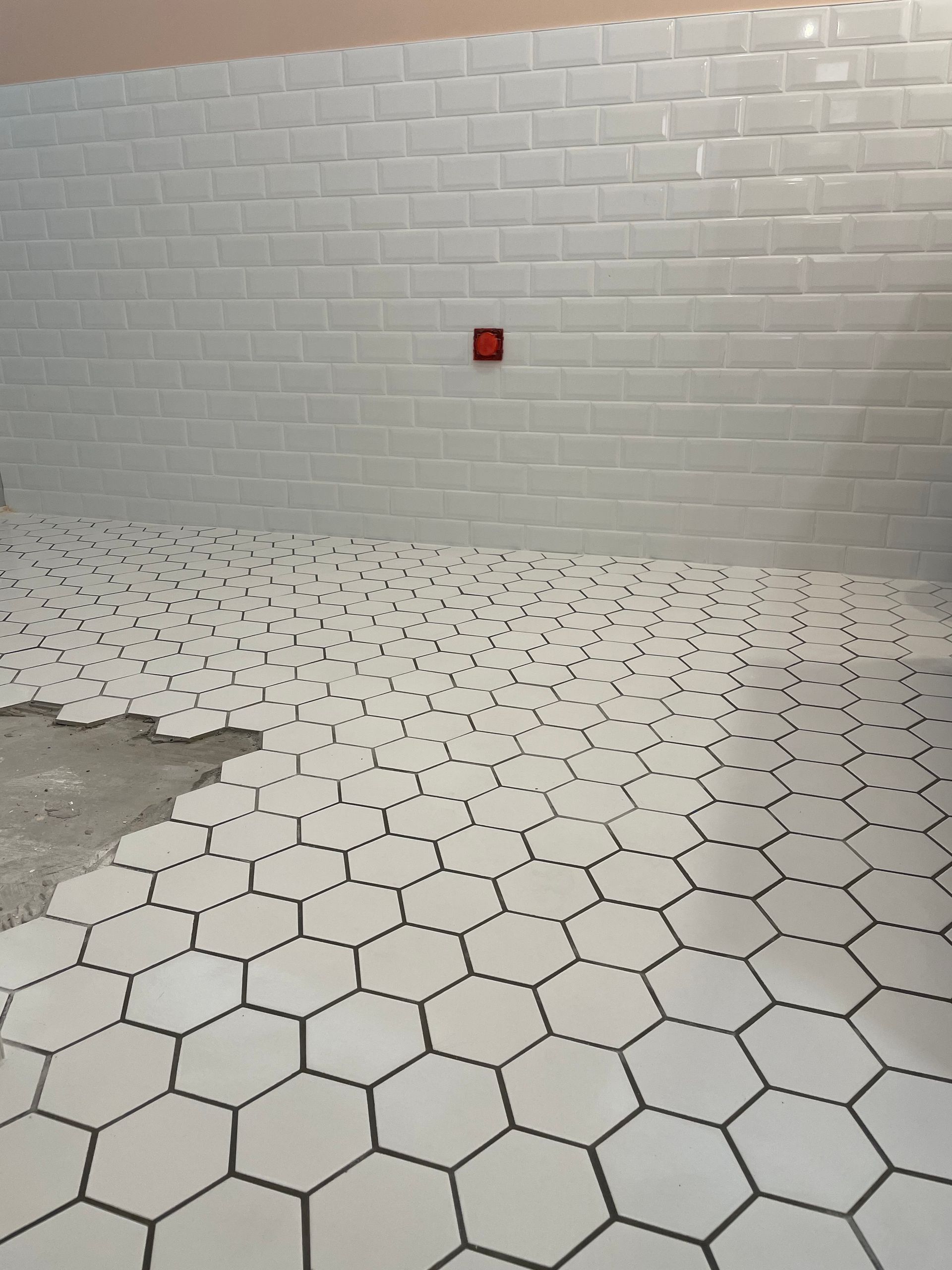 Pose de carrelage blanc - forme hexagonale
