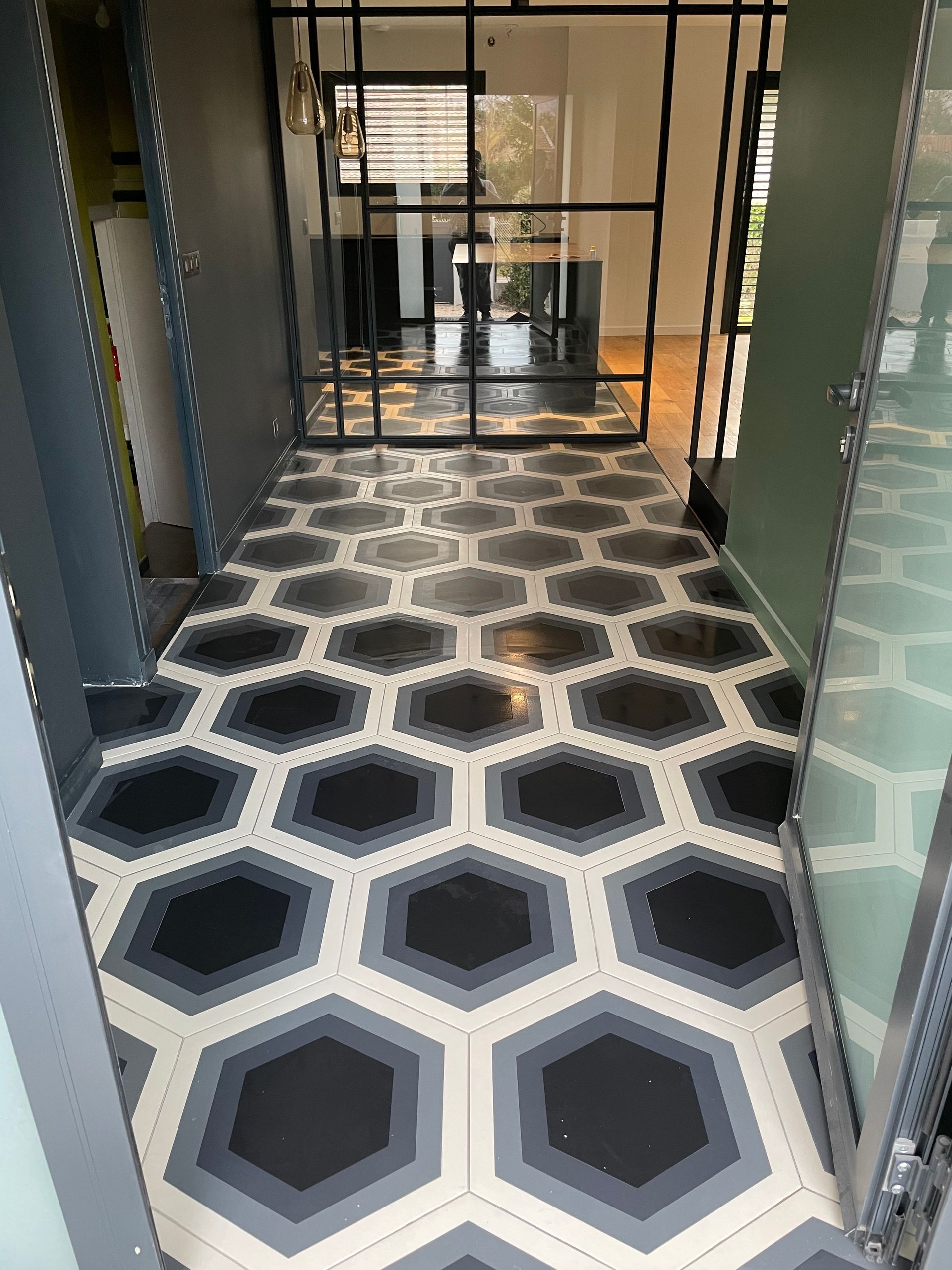 Carrelage hexagonal noir, gris et blanc