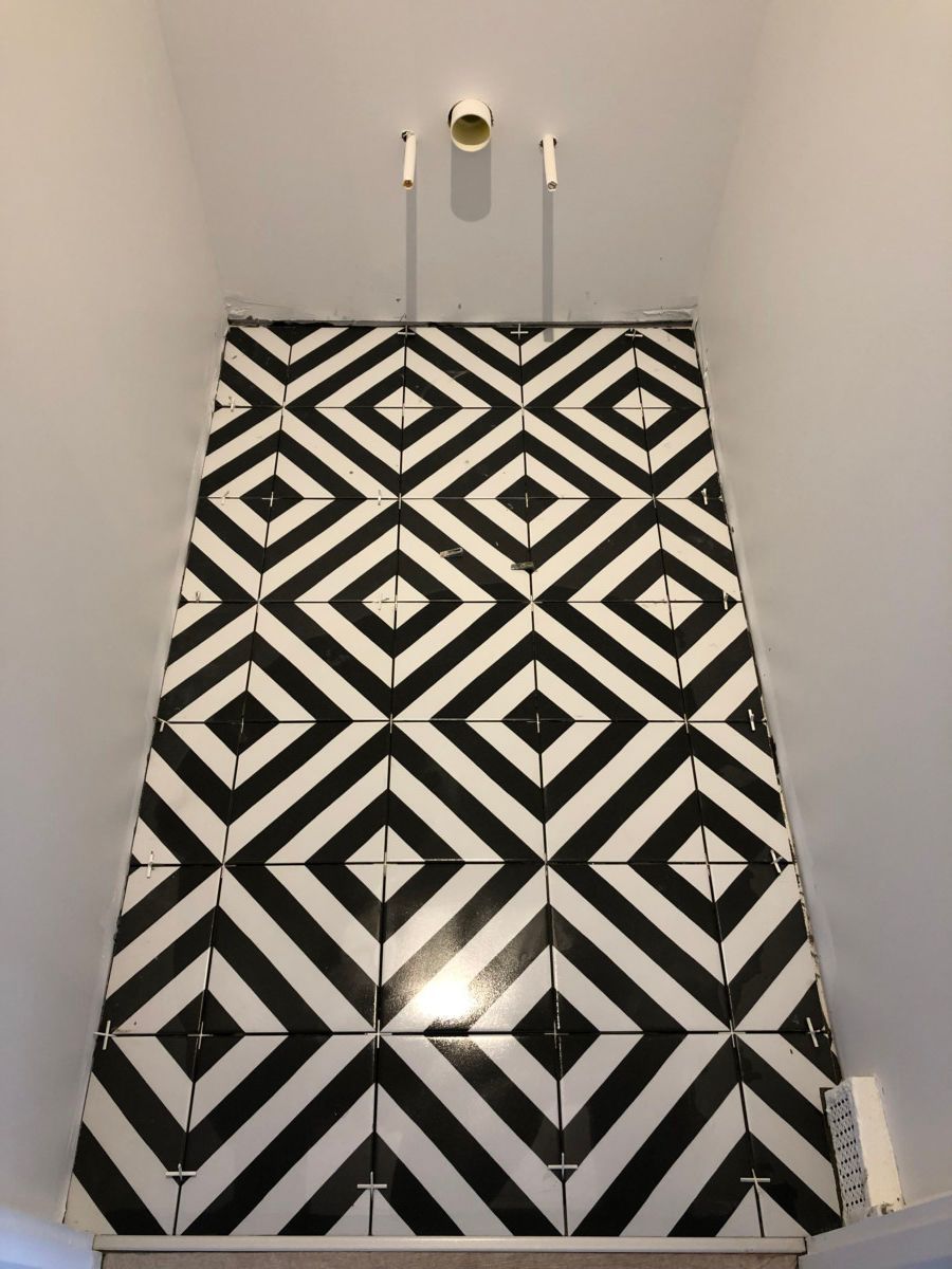 Carrelage noir et blanc avec losanges