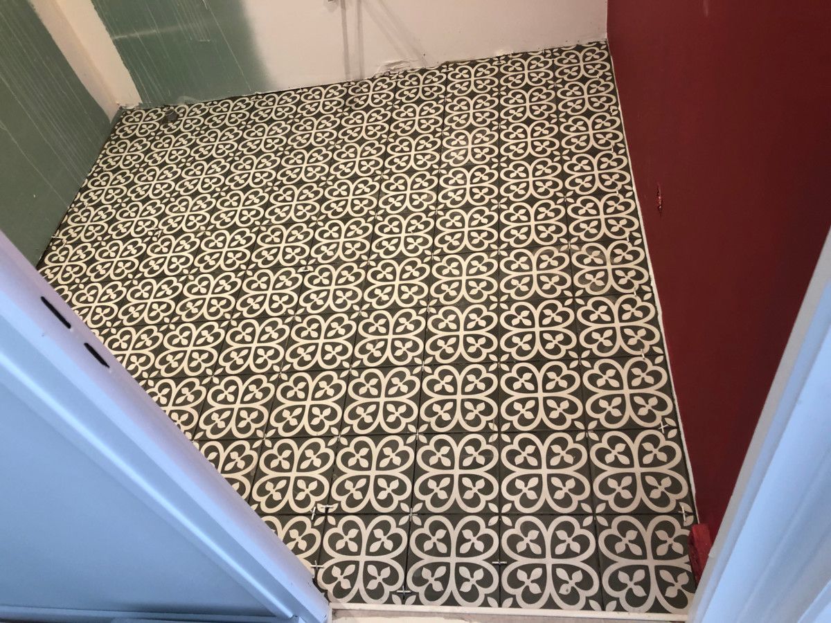 Carrelage à motifs noir et blanc
