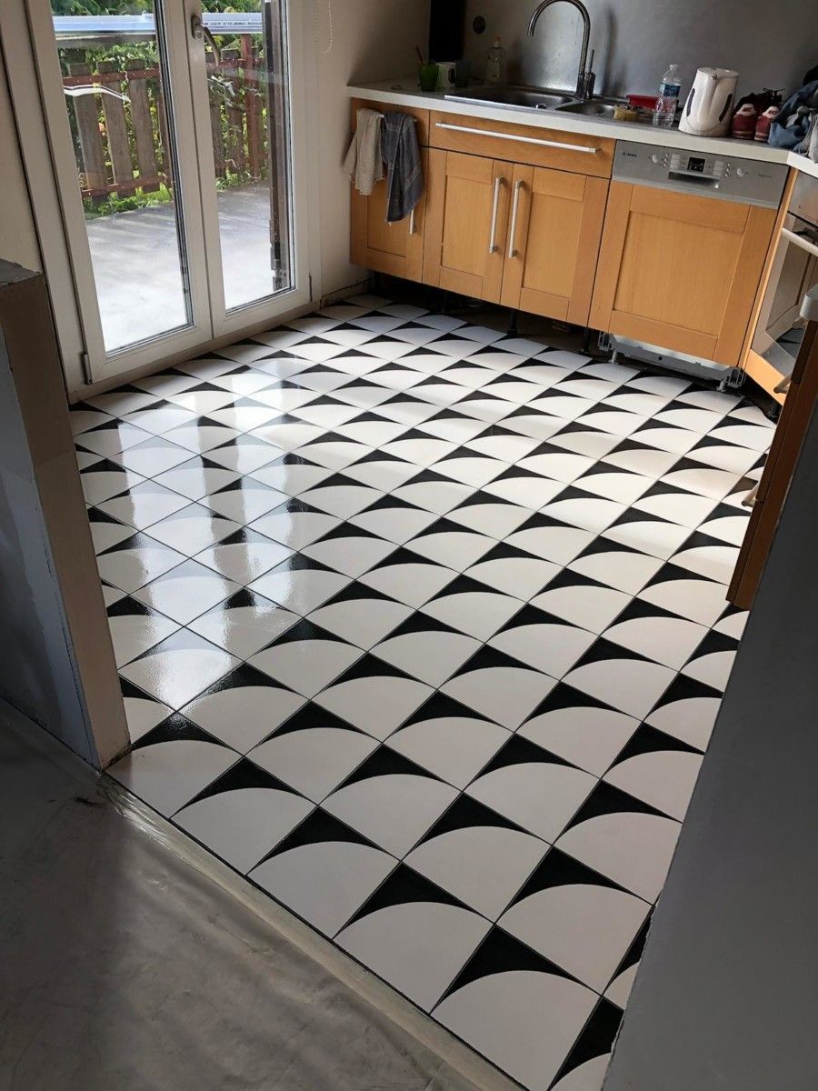 Pose de carrelage dans une cuisine