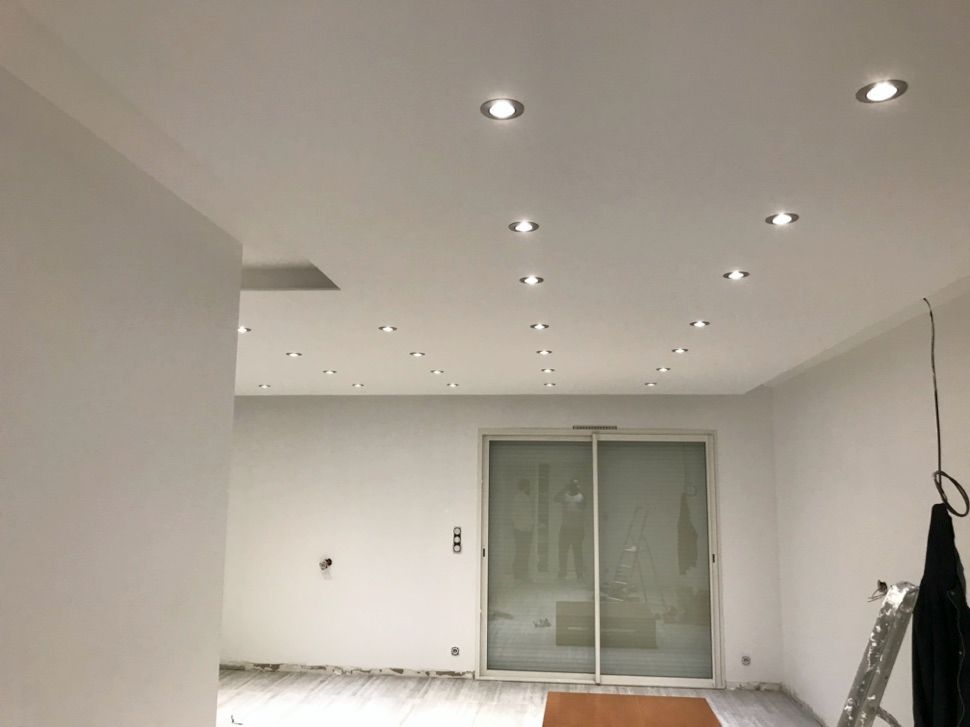 Peinture d'une pièce blanche avec spots