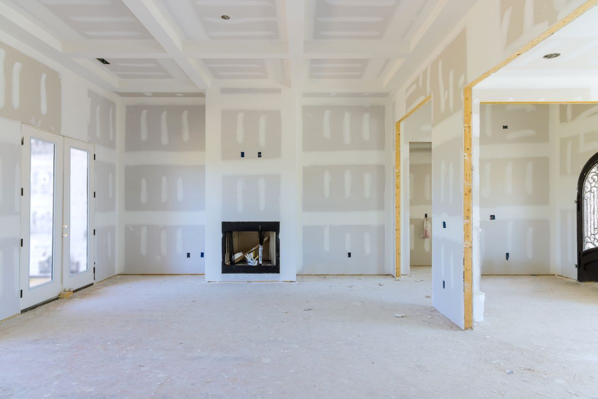 Stanza interna in costruzione, con pareti e soffitto in cartongesso e camino.