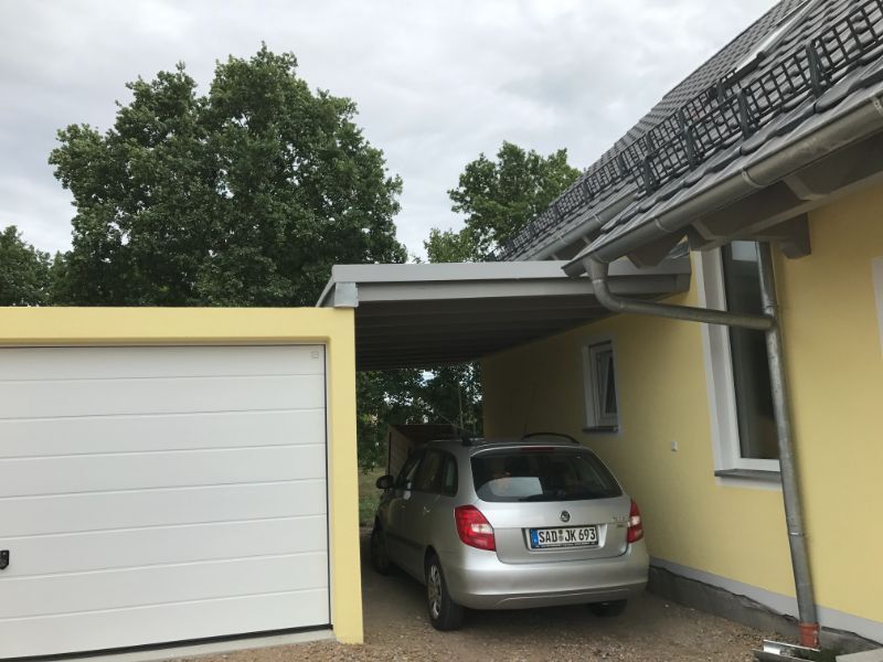 Carport neben einem Haus