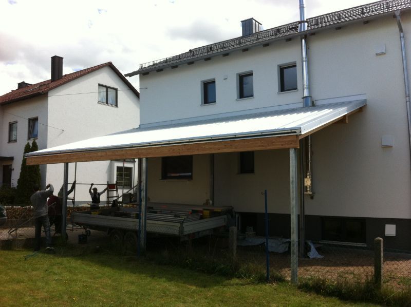 Carport neben einem Haus
