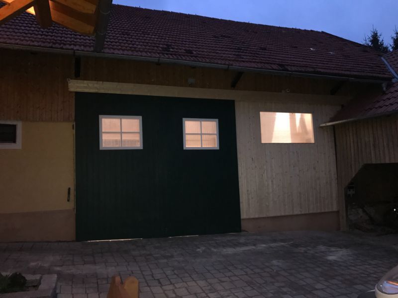 Scheunentor in der Dunkelheit